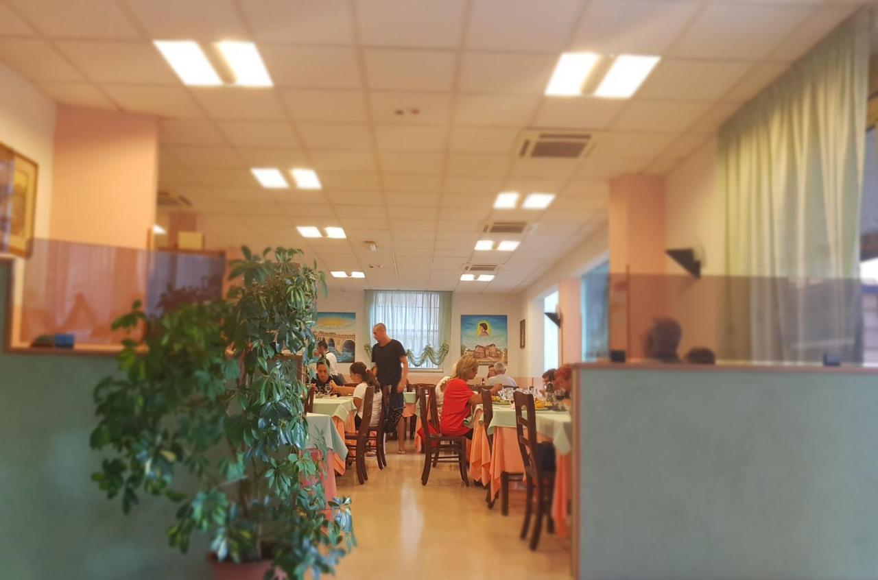 Hotel Romantica Rimini Buitenkant foto